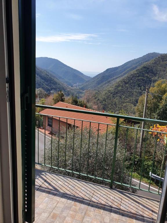 balcón con vistas a la montaña en Casa Ori, en Salto