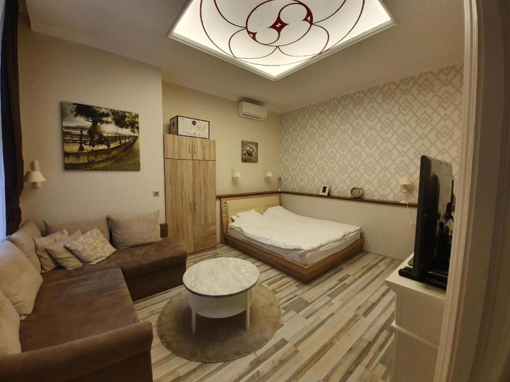 un soggiorno con letto e divano di All In Apartman II. a Budapest