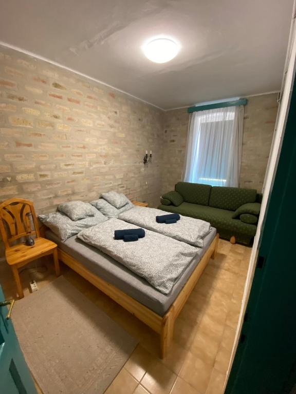 Łóżko lub łóżka w pokoju w obiekcie Balaton7 Apartmanház - Badacsonytomaj Centrum