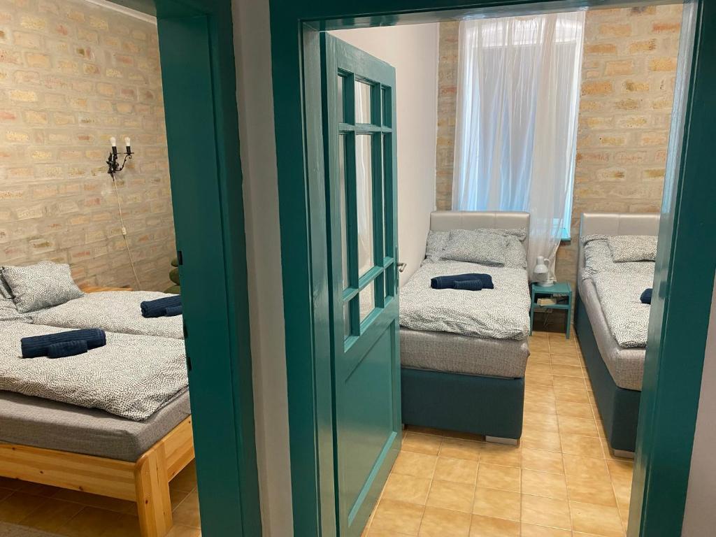 Łóżko lub łóżka w pokoju w obiekcie Balaton7 Apartmanház - Badacsonytomaj Centrum