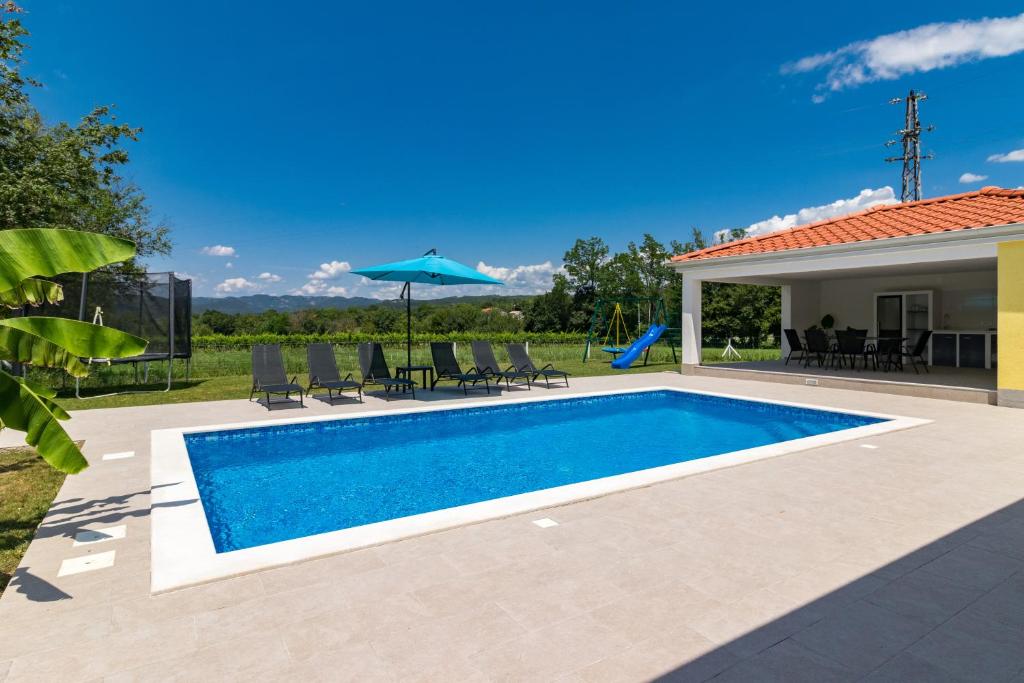 Bazén v ubytovaní Villa Mario with private heated saltwater pool alebo v jeho blízkosti