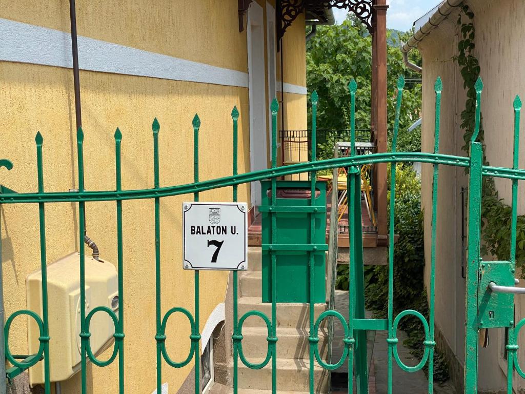 Zdjęcie z galerii obiektu Balaton7 Apartmanház - Badacsonytomaj Centrum w mieście Badacsonytomaj