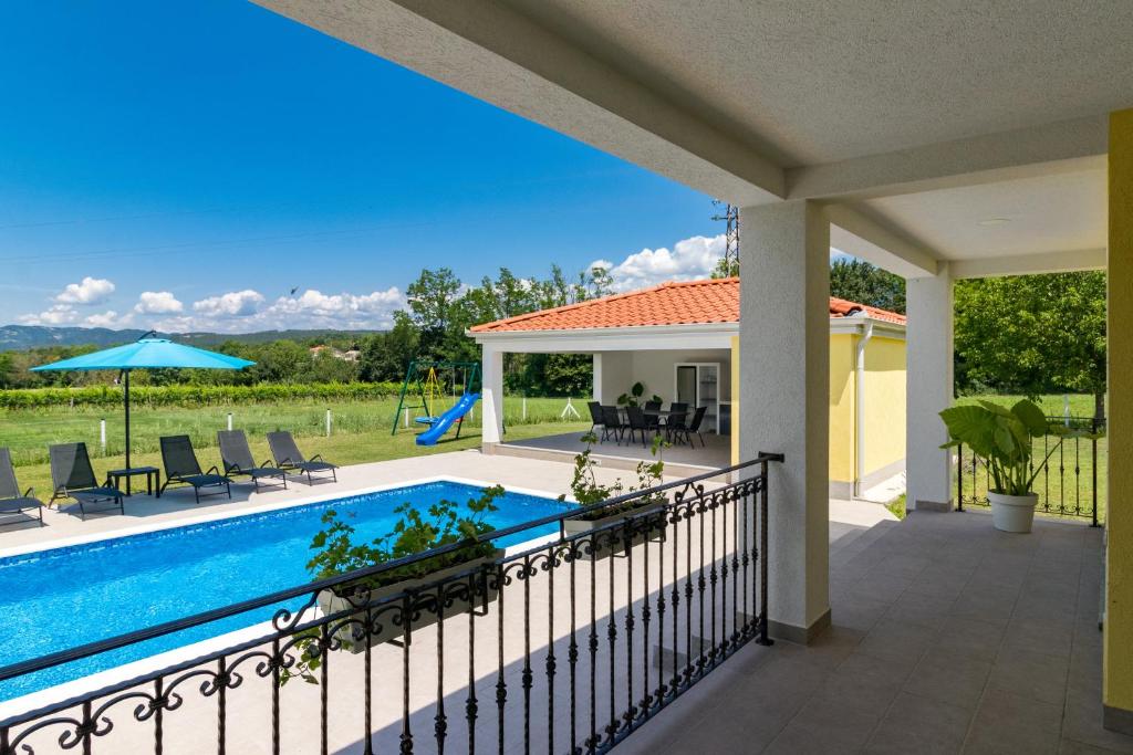 Bazén v ubytovaní Villa Mario with private heated saltwater pool alebo v jeho blízkosti