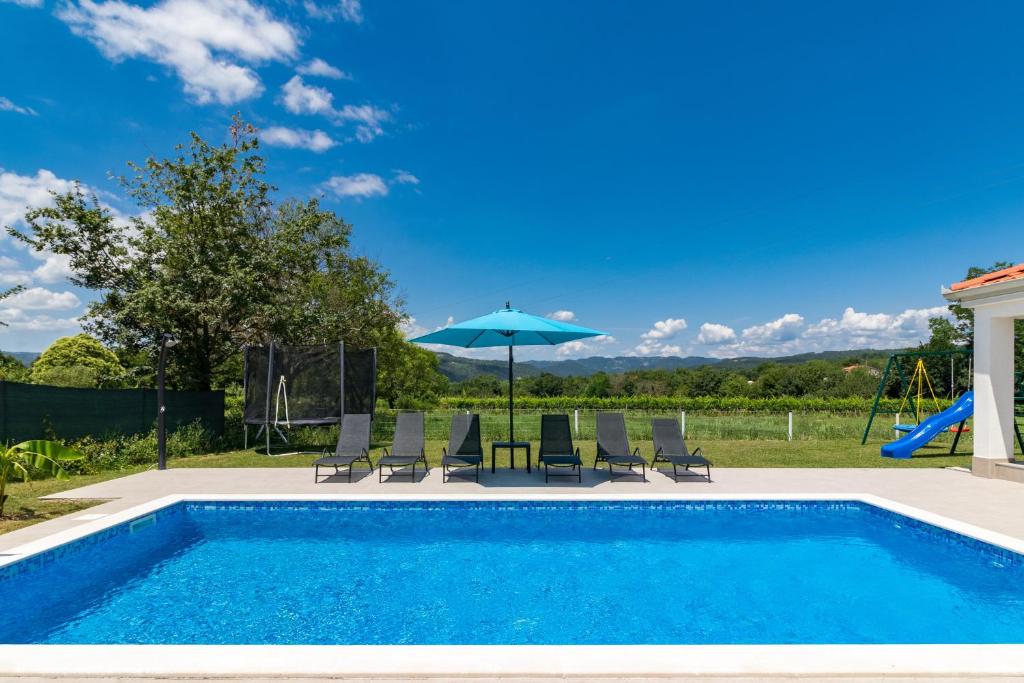 Bazén v ubytovaní Villa Mario with private heated saltwater pool alebo v jeho blízkosti