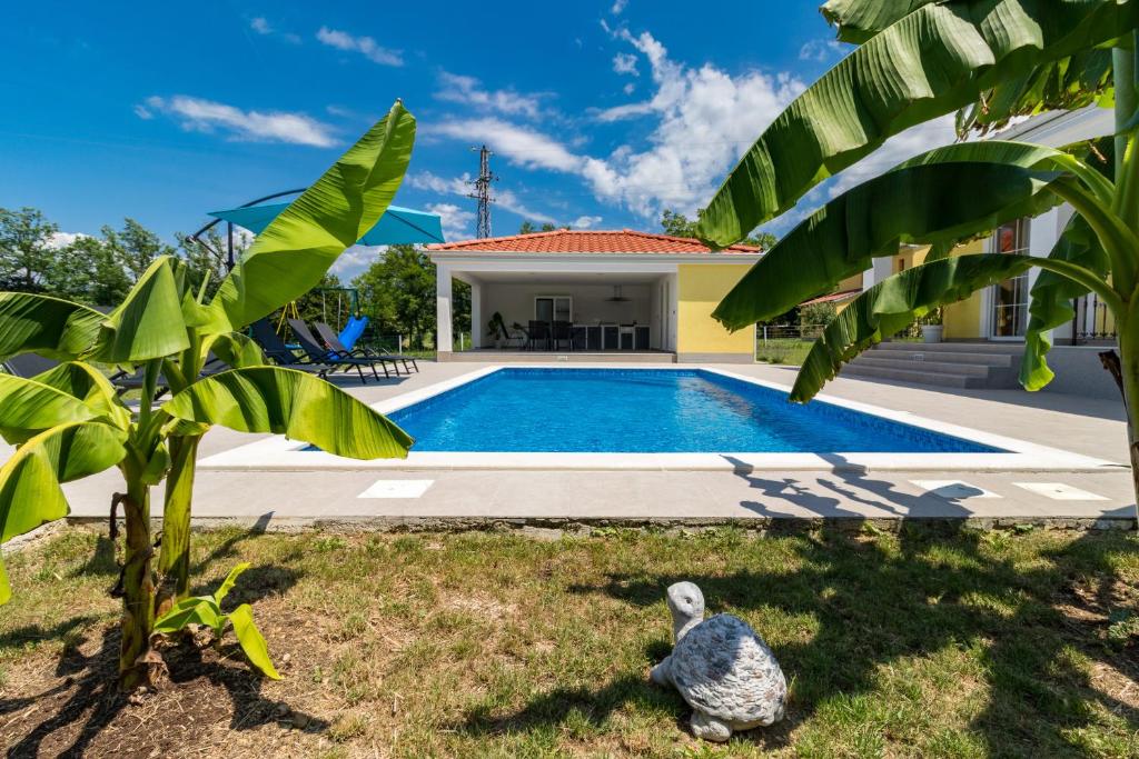 Bazén v ubytovaní Villa Mario with private heated saltwater pool alebo v jeho blízkosti