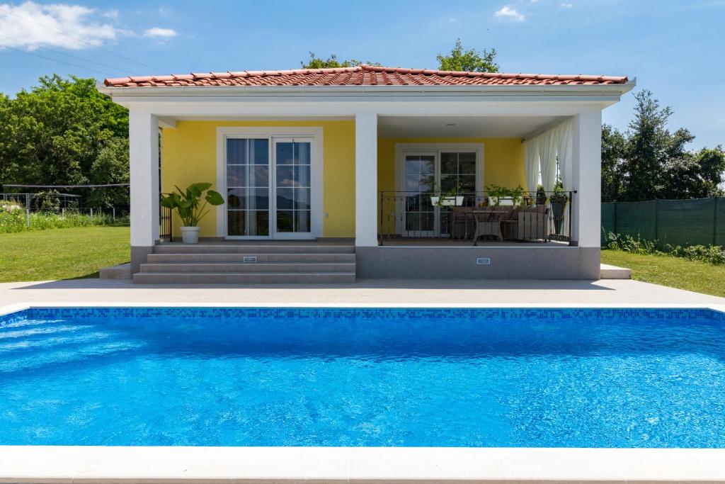 Bazén v ubytovaní Villa Mario with private heated saltwater pool alebo v jeho blízkosti