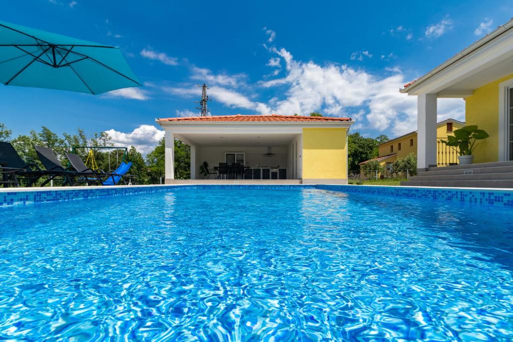 Bazén v ubytovaní Villa Mario with private heated saltwater pool alebo v jeho blízkosti