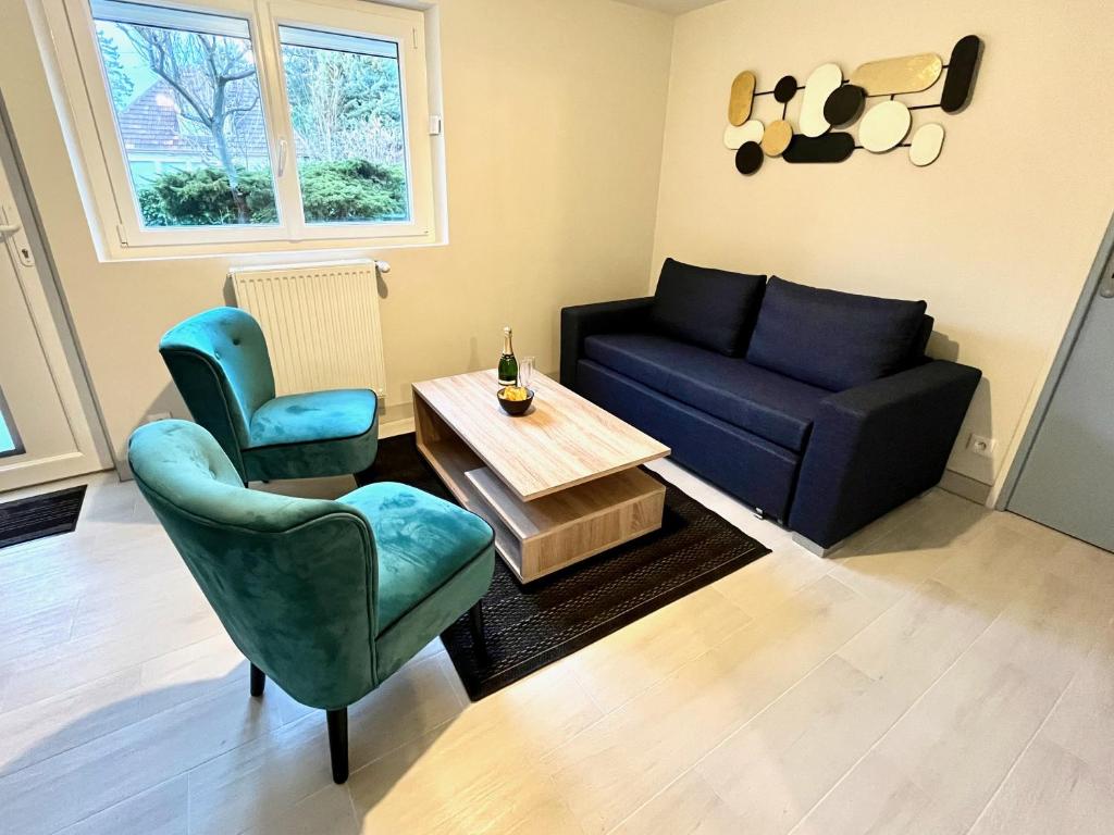 sala de estar con sofá y mesa en Subra YourHostHelper, en Merville-Franceville-Plage