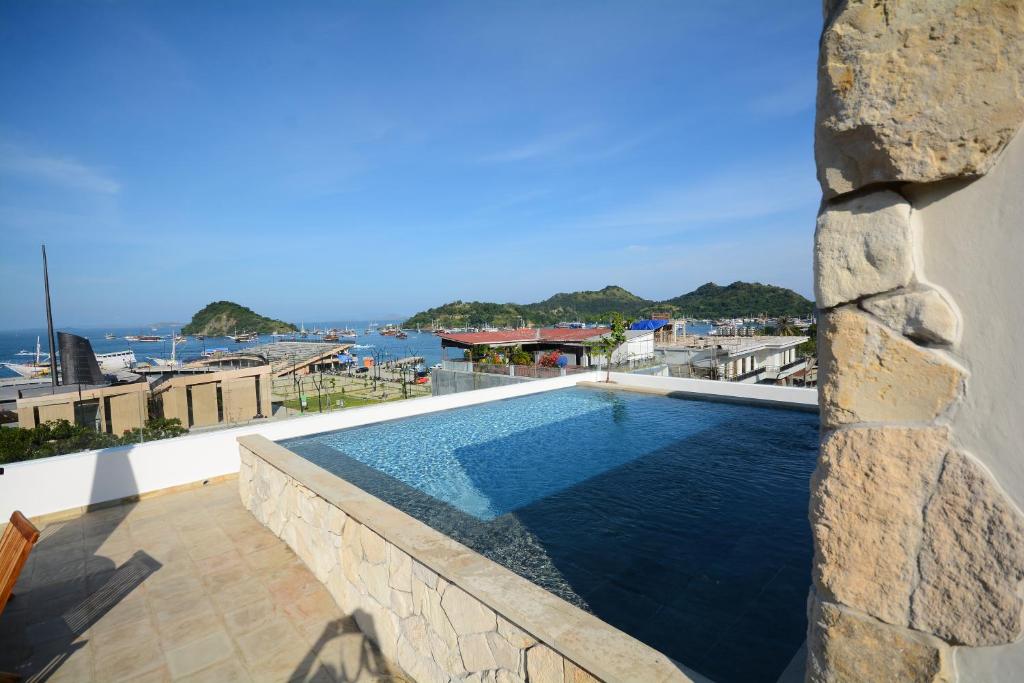 Harbour Komodo Hotel游泳池或附近泳池