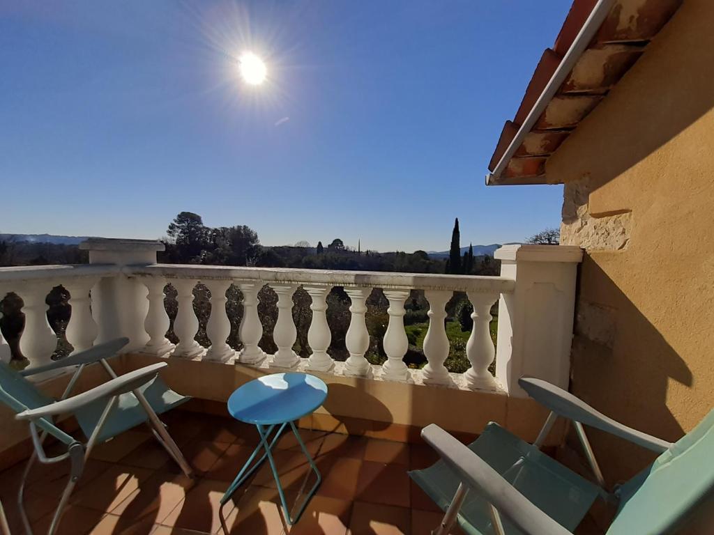 d'un balcon avec des chaises et une balustrade offrant une vue. dans l'établissement Mas d'eucalyptus, à Grasse