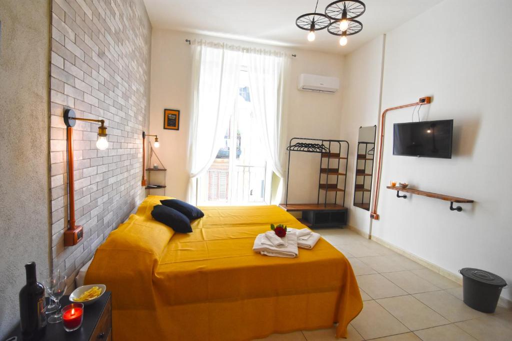 ナポリにあるNapoli Cityscapeのベッドルーム1室(黄色いベッド1台付)