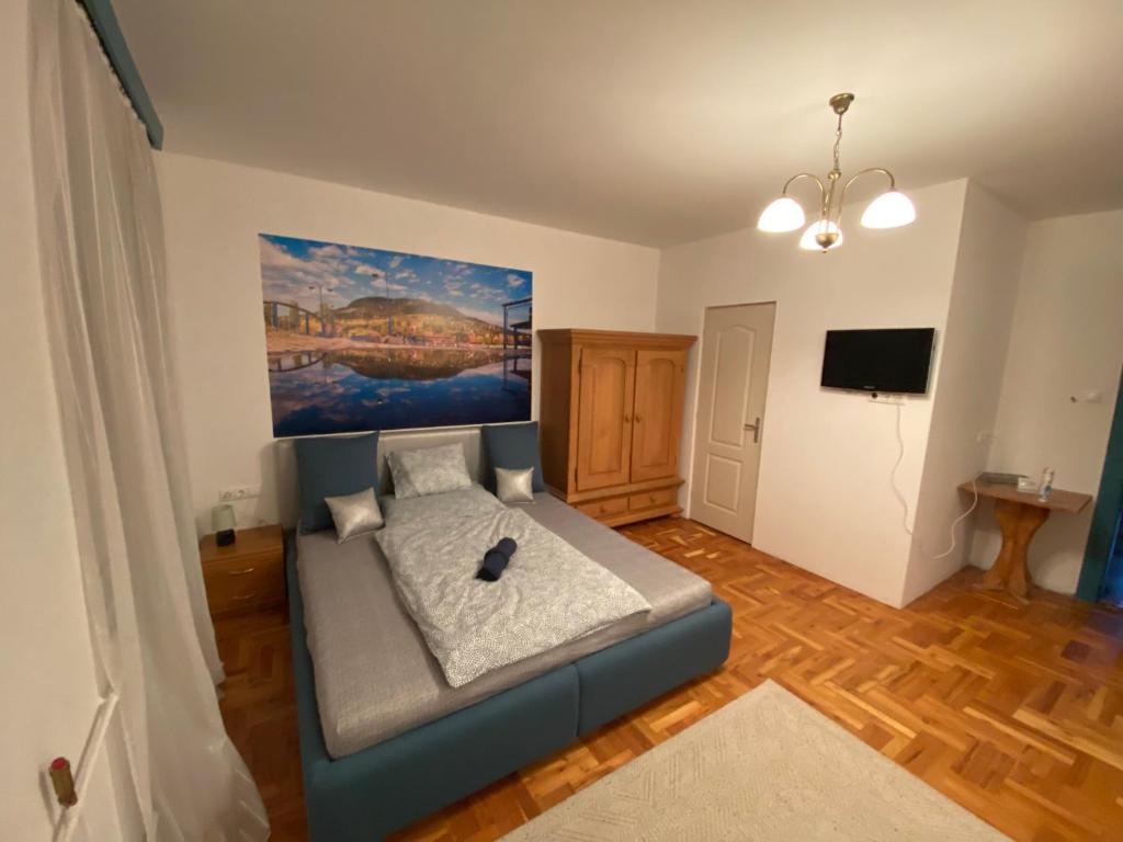 Łóżko lub łóżka w pokoju w obiekcie Balaton7 Apartmanház - Badacsonytomaj Centrum