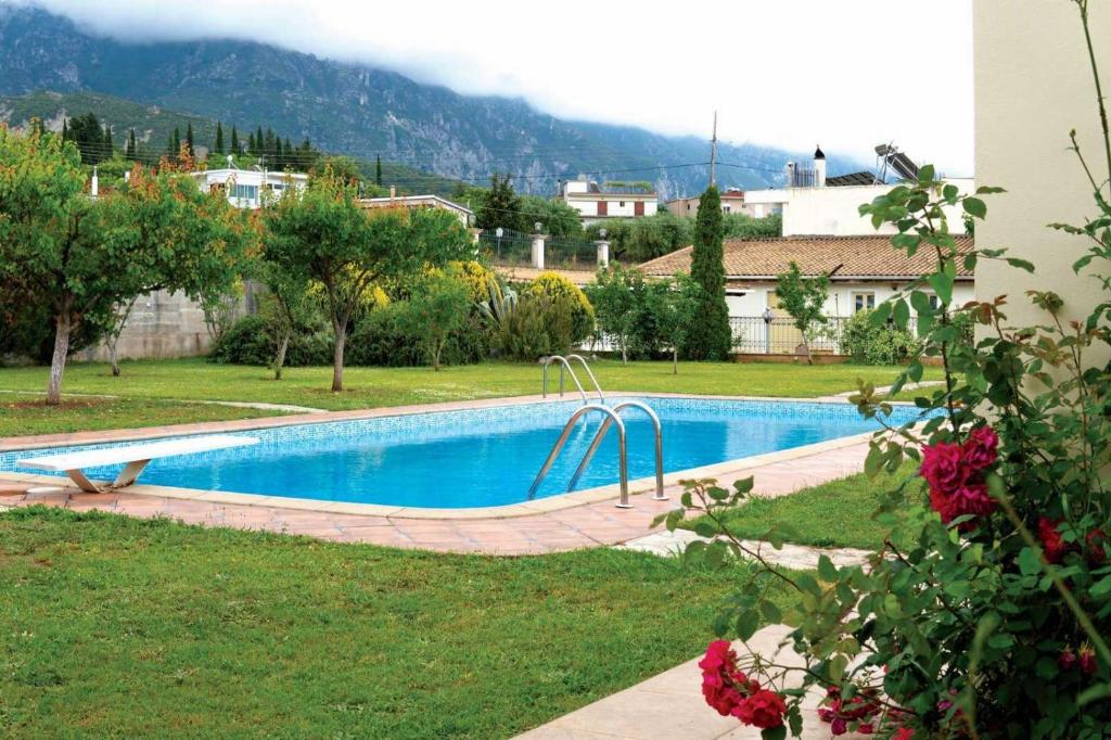 Bazén v ubytování Laki Villa with pool and jacuzzi nebo v jeho okolí