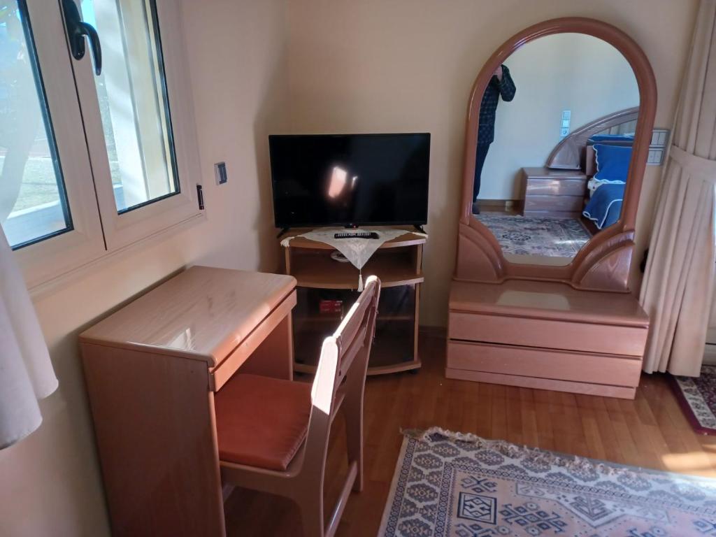 TV a/nebo společenská místnost v ubytování Laki Villa with pool and jacuzzi