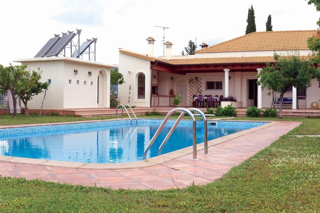 Bazén v ubytování Laki Villa with pool and jacuzzi nebo v jeho okolí