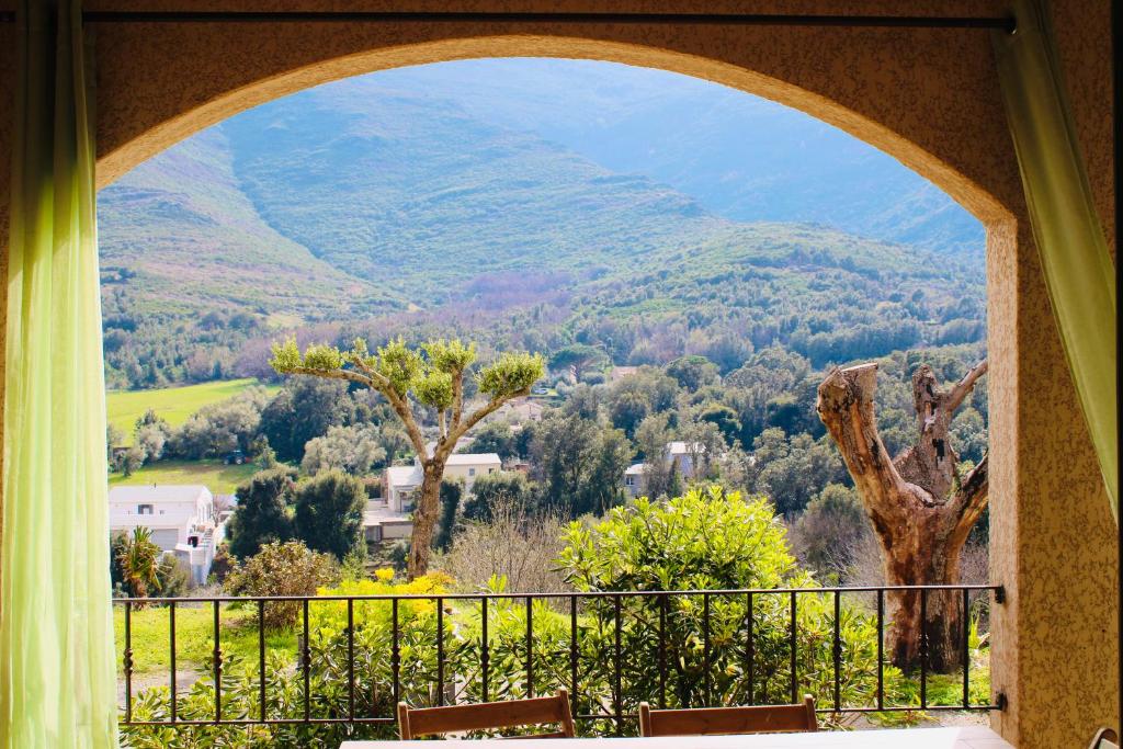 una vista di una montagna da una finestra di Villa I Bugni a Sisco