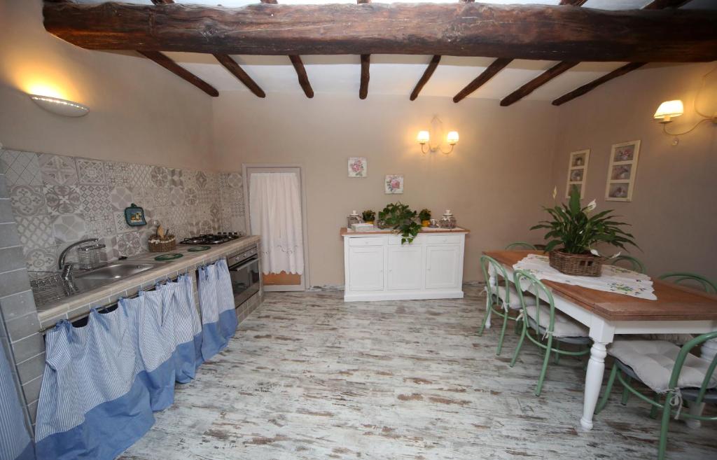 Kuchyň nebo kuchyňský kout v ubytování sacrobosco apartment Ulivo