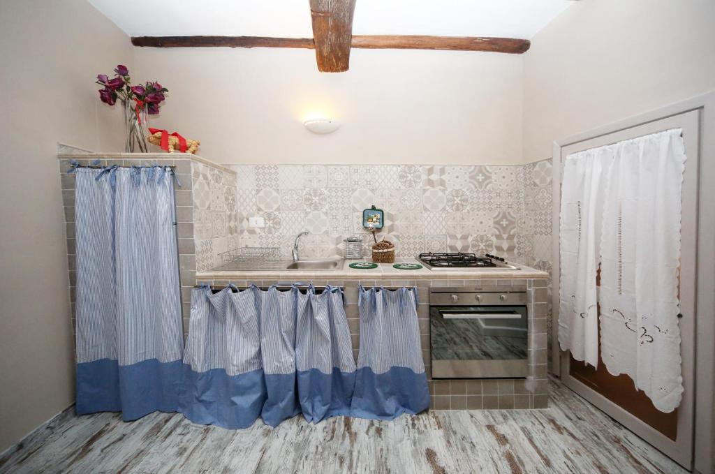 Kuchyň nebo kuchyňský kout v ubytování sacrobosco apartment Ulivo