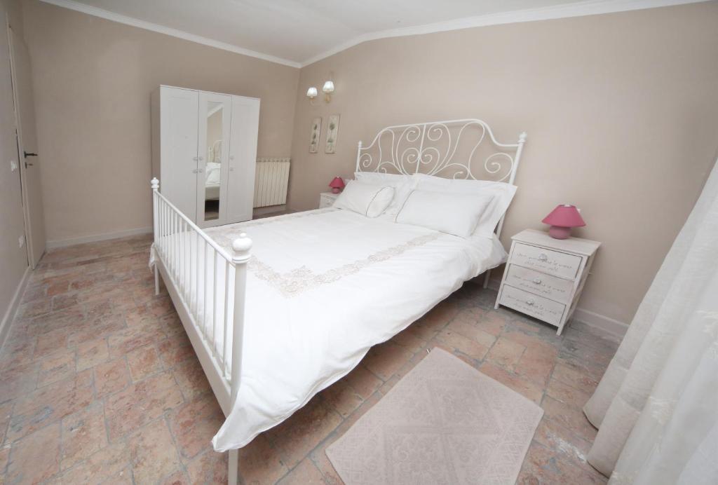 Postel nebo postele na pokoji v ubytování sacrobosco apartment Ulivo
