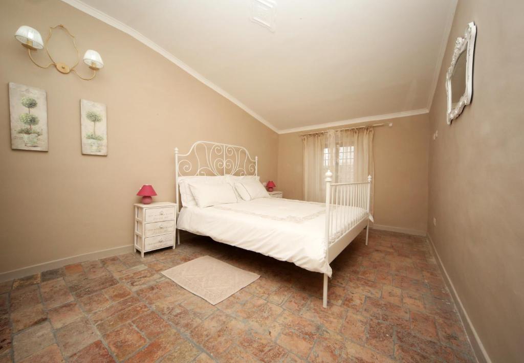 Postel nebo postele na pokoji v ubytování sacrobosco apartment Ulivo