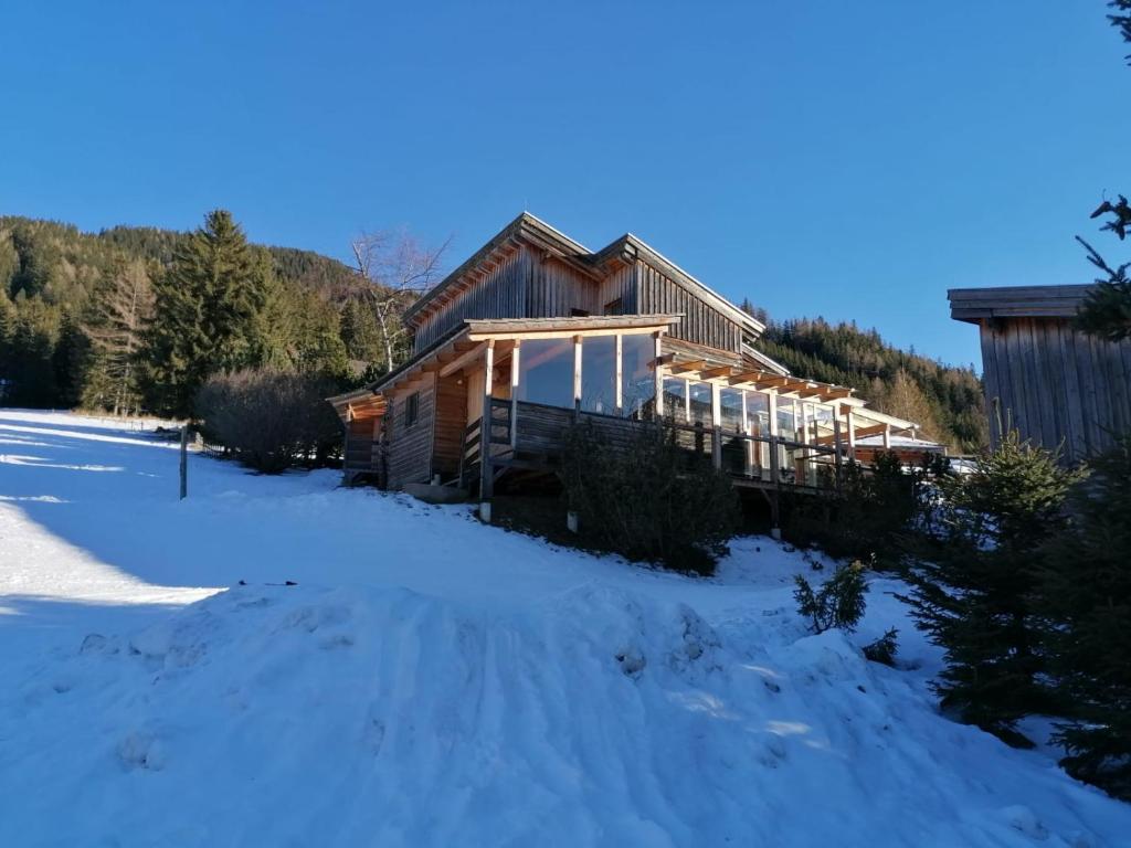 a log cabin in the snow at Gemütliches Ferienhaus mit Holzofen und Sauna in Hohentauern