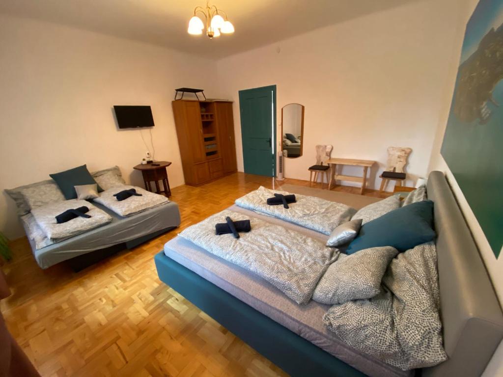 Łóżko lub łóżka w pokoju w obiekcie Balaton7 Apartmanház - Badacsonytomaj Centrum