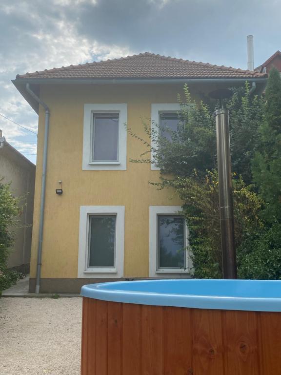 Basen w obiekcie Balaton7 Apartmanház - Badacsonytomaj Centrum lub w pobliżu
