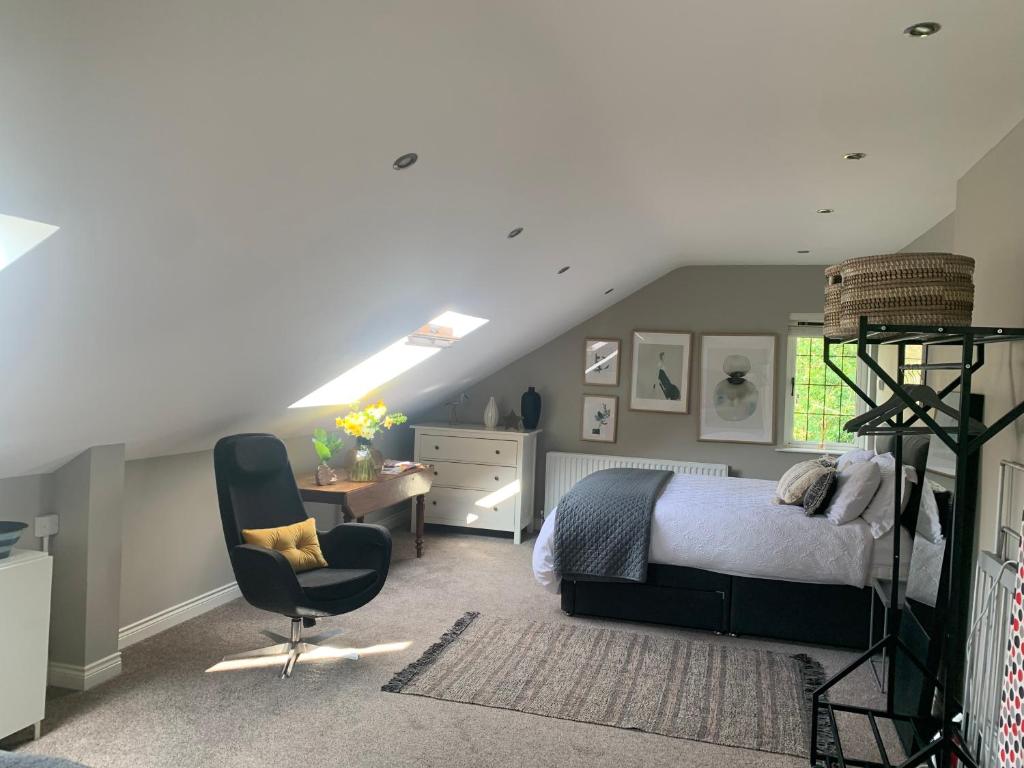 1 dormitorio con cama, escritorio y silla en Treetops, en Coleraine