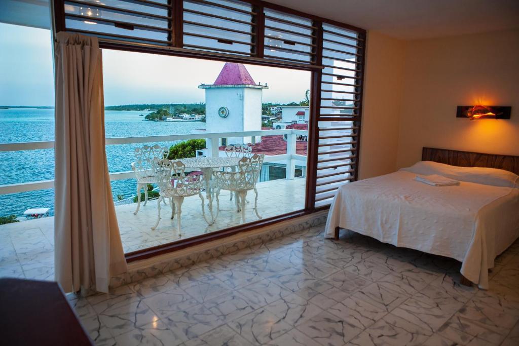 Postel nebo postele na pokoji v ubytování Hotel Laguna Bacalar
