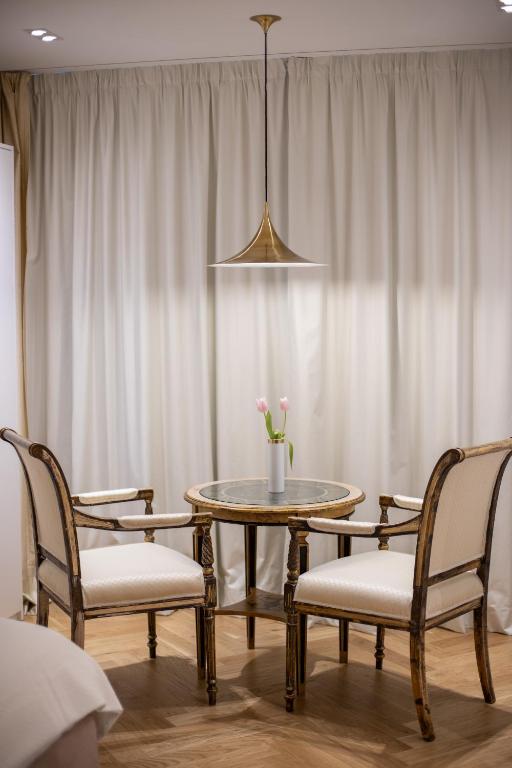 Seven Luxury Suites - Image 13