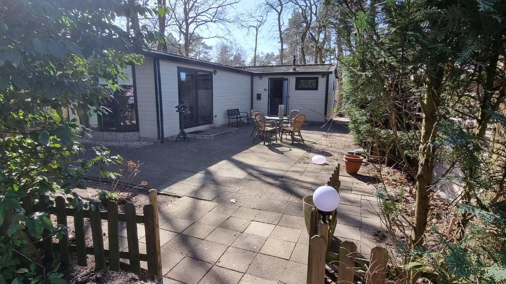 einen Hinterhof mit einem Zaun und einem Haus in der Unterkunft De Bonte Specht in Hattemerbroek