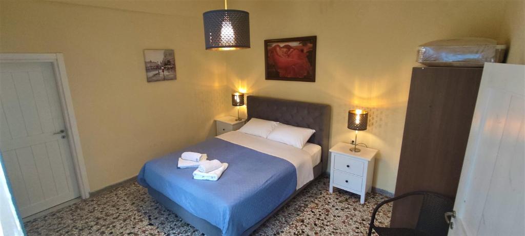 um quarto com uma cama com duas toalhas em House Klimataria Kamilari em Kamilárion