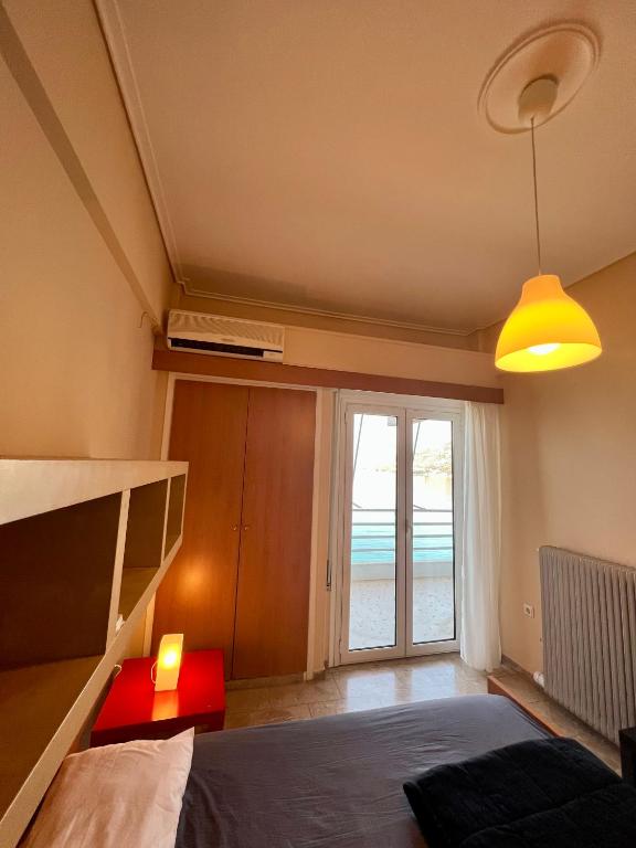 Posteľ alebo postele v izbe v ubytovaní Loutraki Sunset Apartment