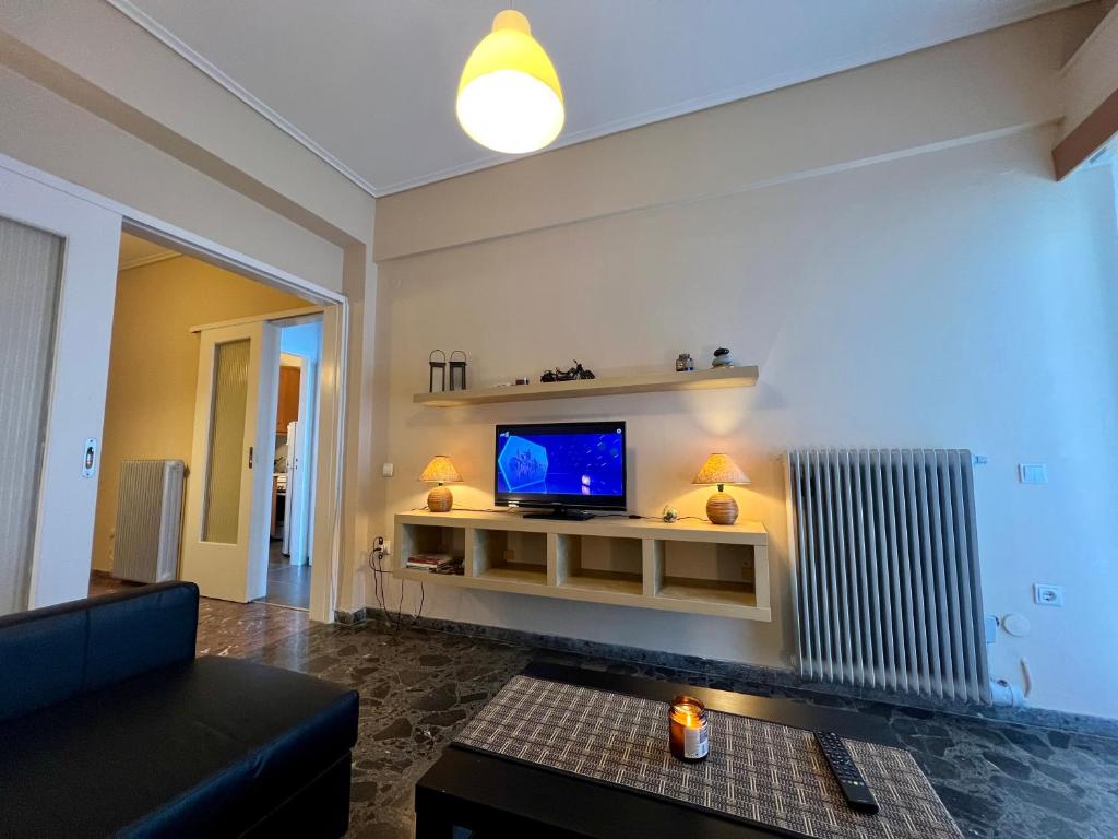 Televízia a/alebo spoločenská miestnosť v ubytovaní Loutraki Sunset Apartment