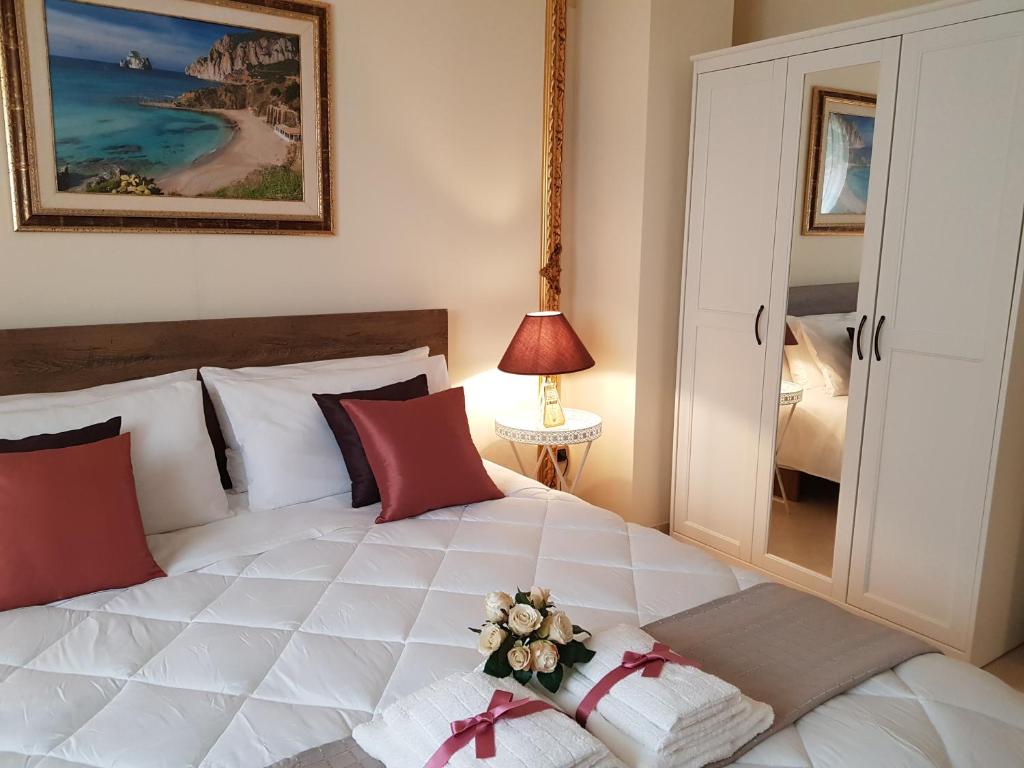 A bed or beds in a room at Grace dell'isola dei Coralli
