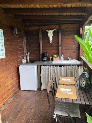 Kuchyň nebo kuchyňský kout v ubytování BUNGALOW La Tortue Bleue