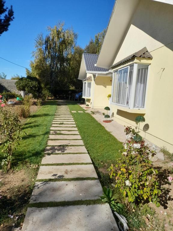 a walkway in front of a house at agradable habitacion privada en casa rural con estacionamiento gratis en sus instalaciones in Chillán