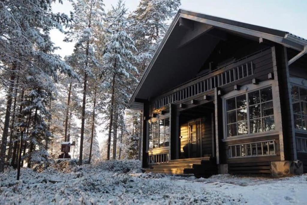 una cabaña de madera en el bosque en la nieve en Kalliorinne, en Kuusamo