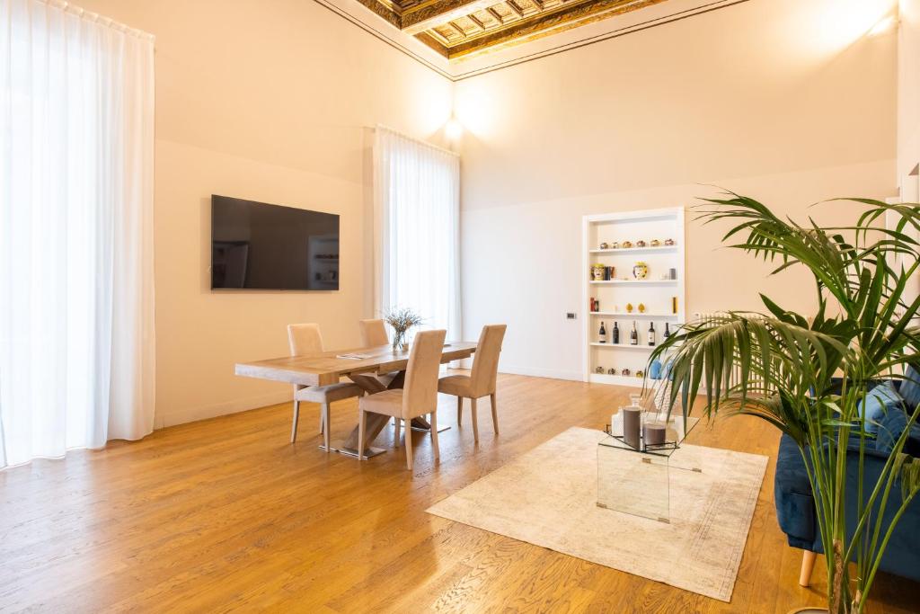 een eetkamer met een tafel en stoelen bij Moncada Suites & Apartments in Palermo