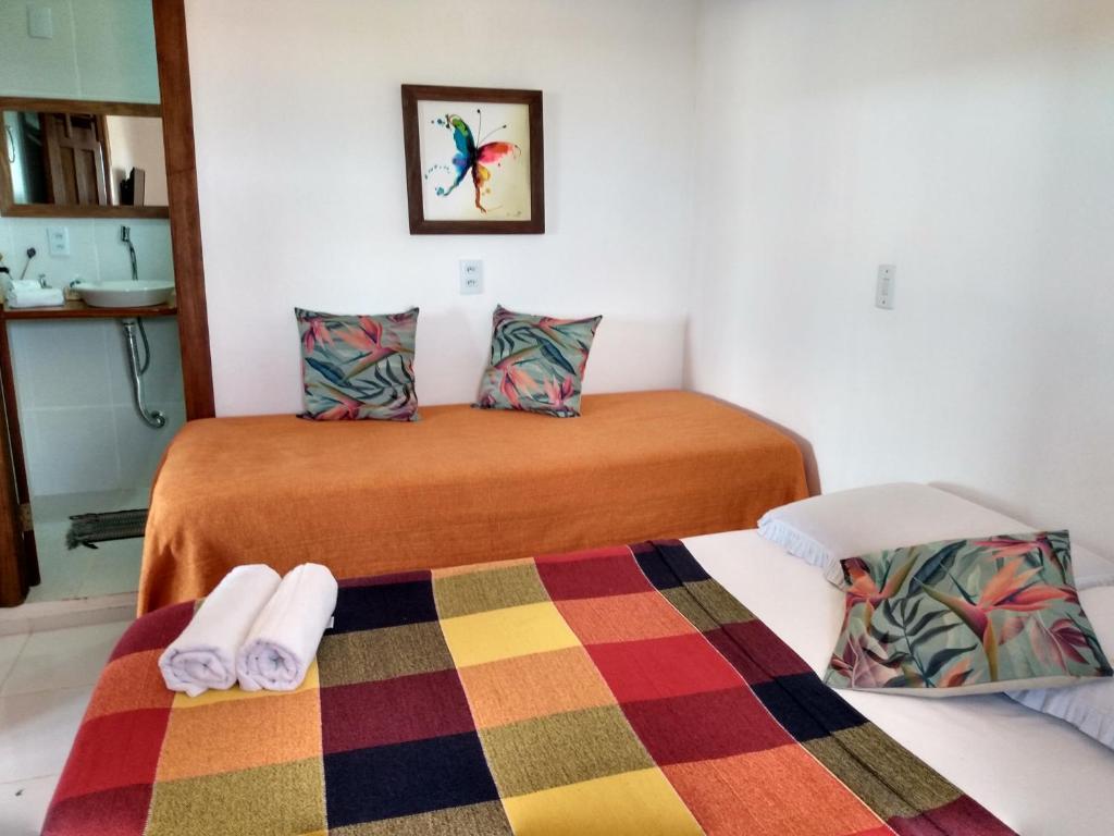 a bedroom with a bed with towels on it at Amelinhas House in Jericoacoara
