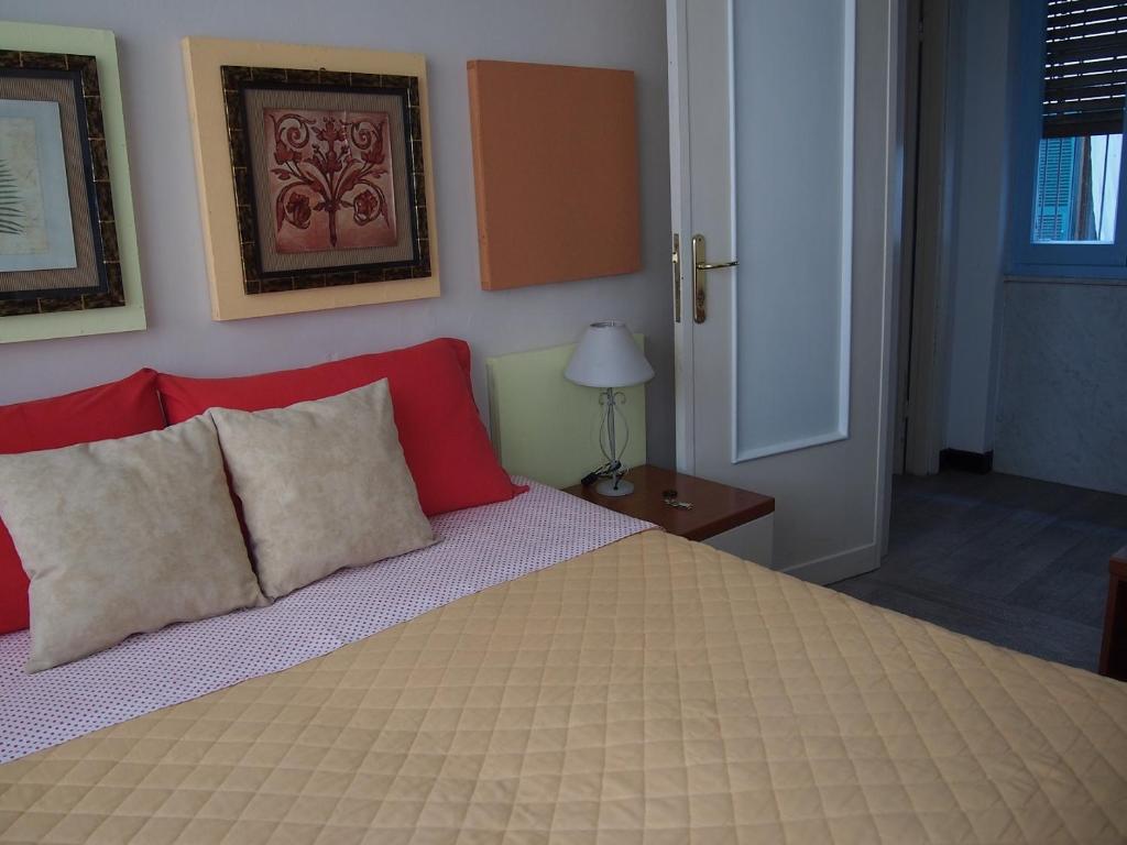 Postel nebo postele na pokoji v ubytování Affittacamere La Spezia Inn