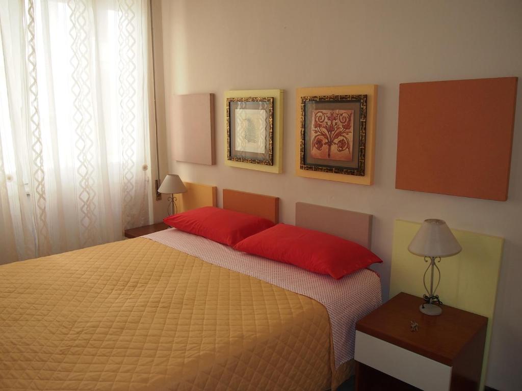 Postel nebo postele na pokoji v ubytování Affittacamere La Spezia Inn