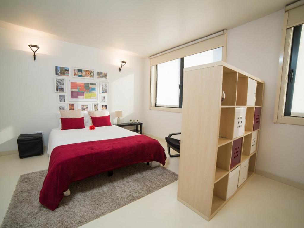 um quarto com uma cama e uma estante de livros em OPORTO GUEST - Cedofeita em Porto