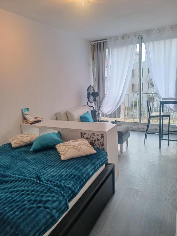 une chambre avec un lit et une grande fenêtre dans l'établissement Studio Gruissan La Presqu'île 2, à Gruissan