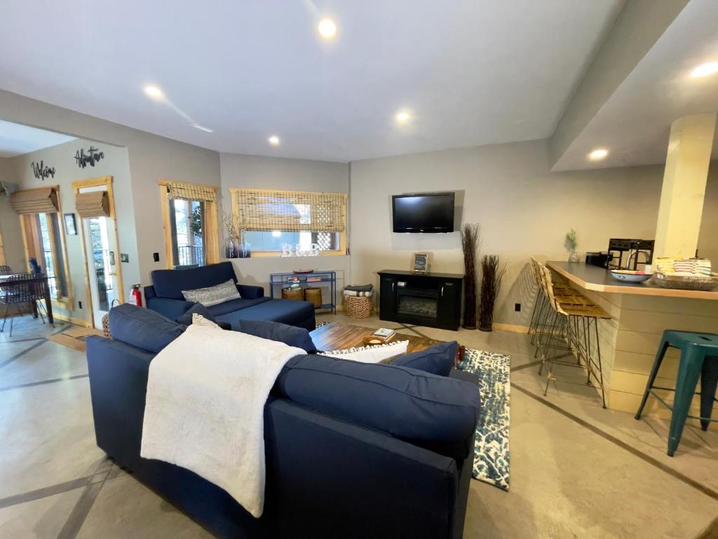Een TV en/of entertainmentcenter bij Blanchard Mountain BnB
