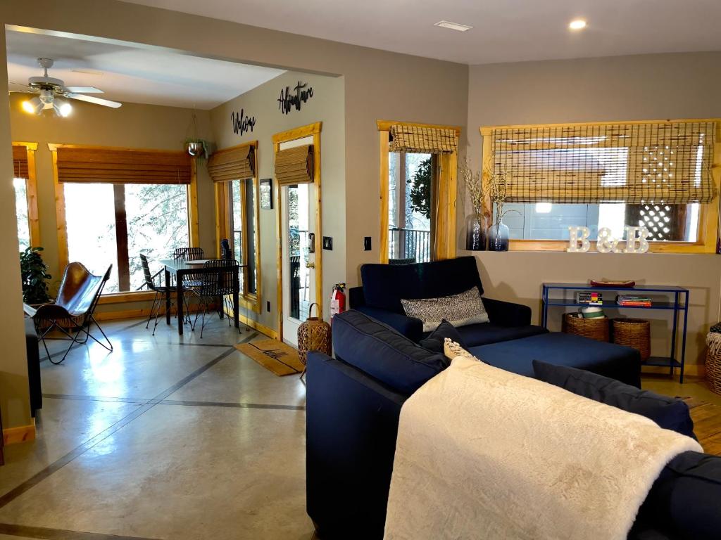 Een zitgedeelte bij Blanchard Mountain BnB