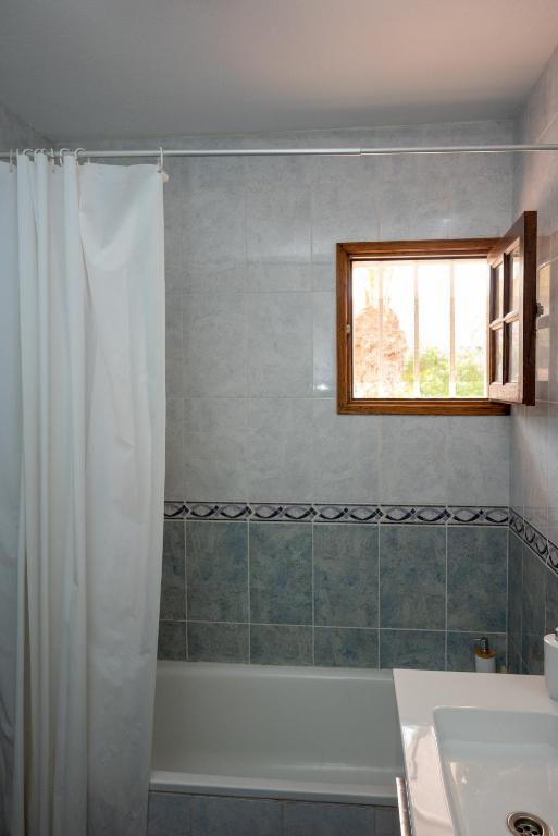 A bathroom at Las Carabelas 8, next to the Sea and all Amenities