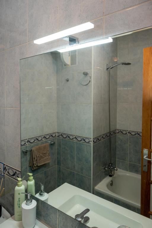 A bathroom at Las Carabelas 8, next to the Sea and all Amenities