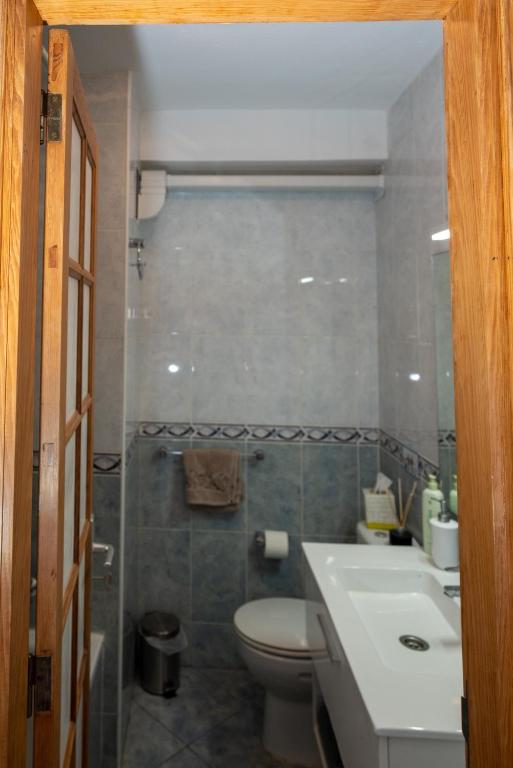A bathroom at Las Carabelas 8, next to the Sea and all Amenities