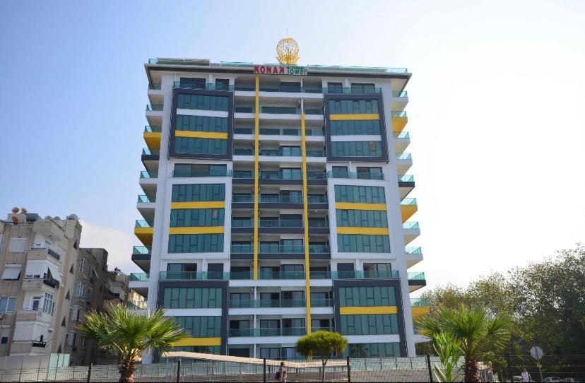 un edificio alto con un cartel encima en Konak Tower Seaside, en Alanya